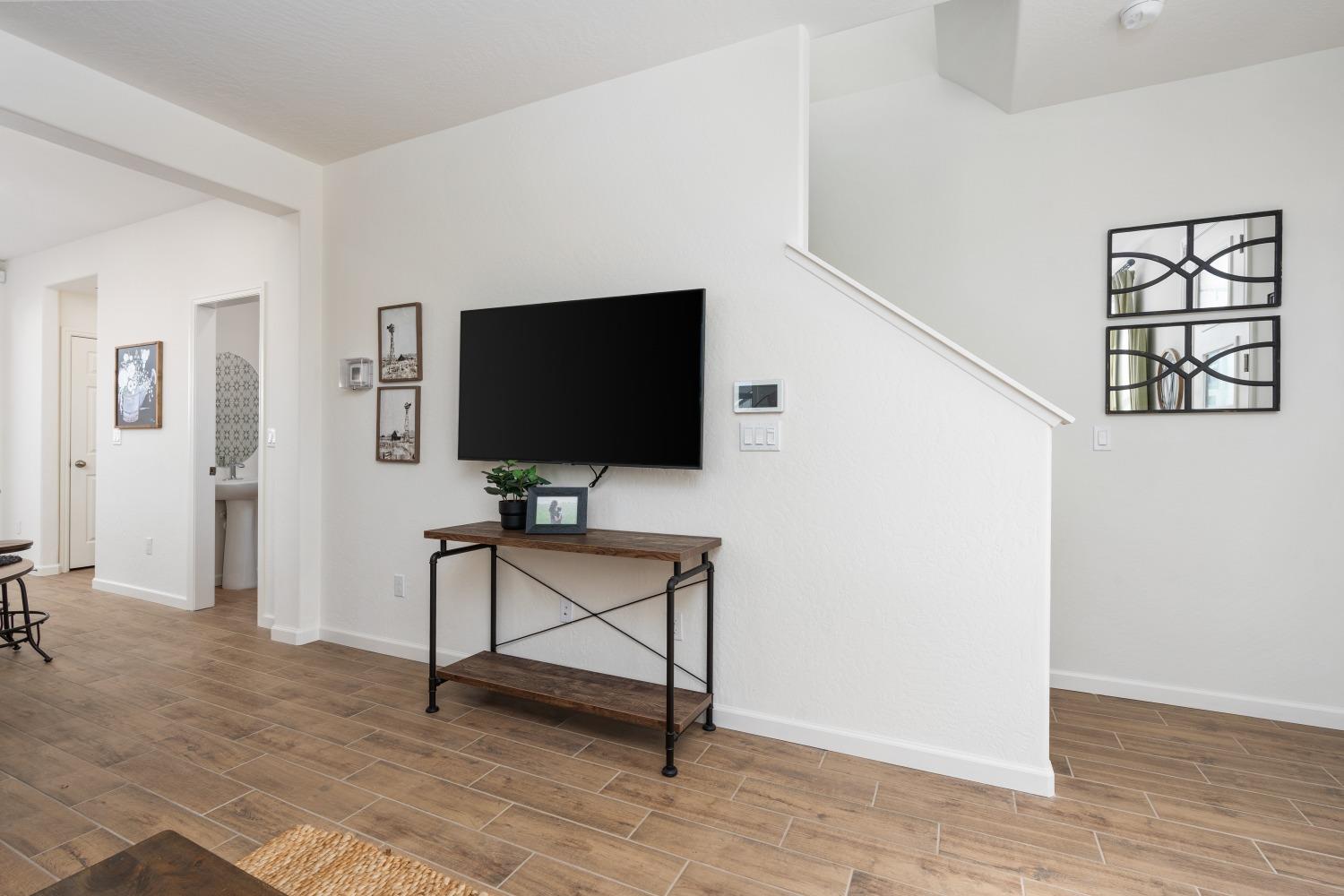 6721 E Crimson Dr, Fresno, CA 93727