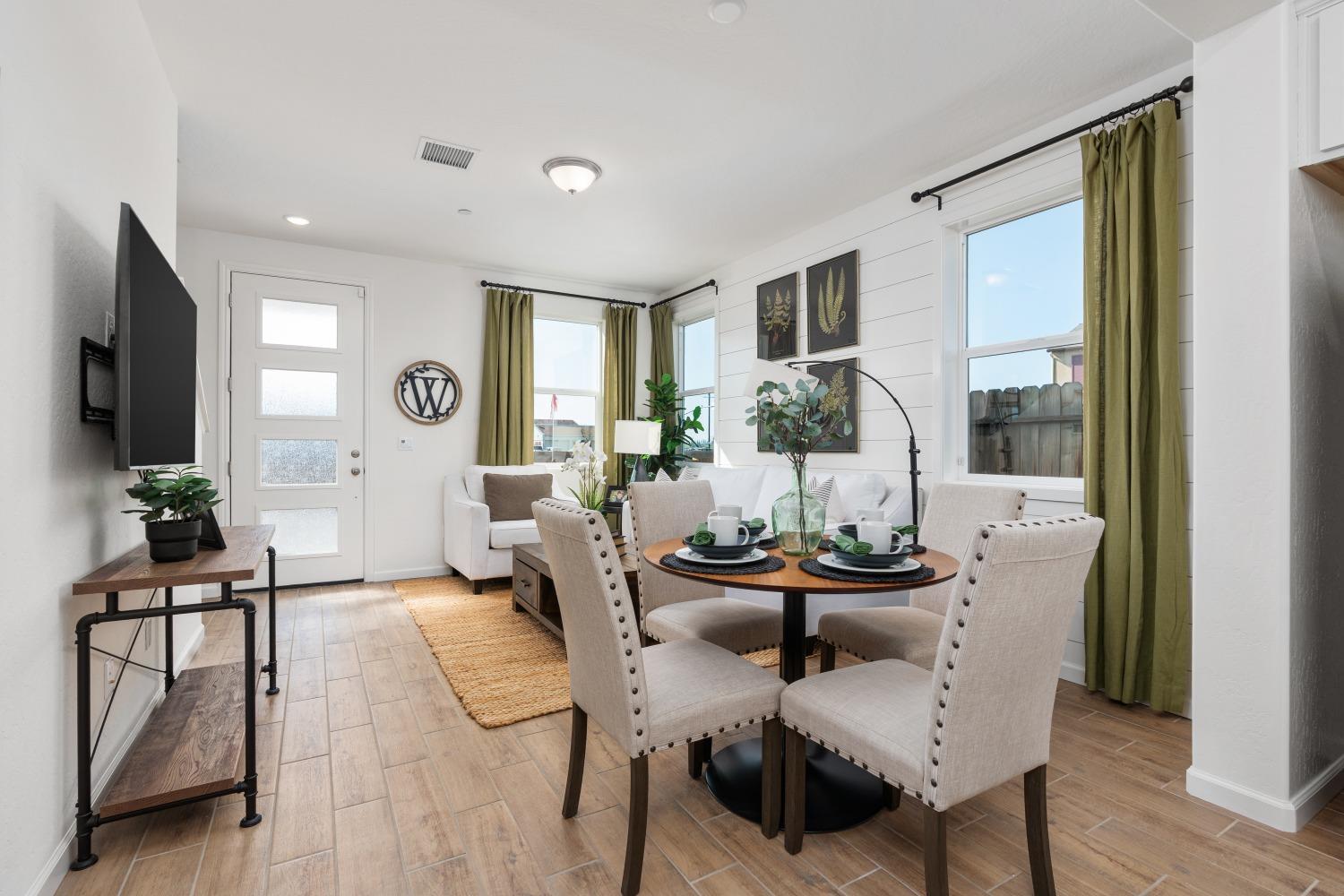 6721 E Crimson Dr, Fresno, CA 93727