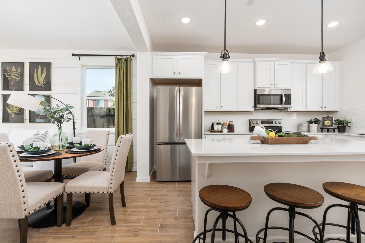 6721 E Crimson Dr, Fresno, CA 93727