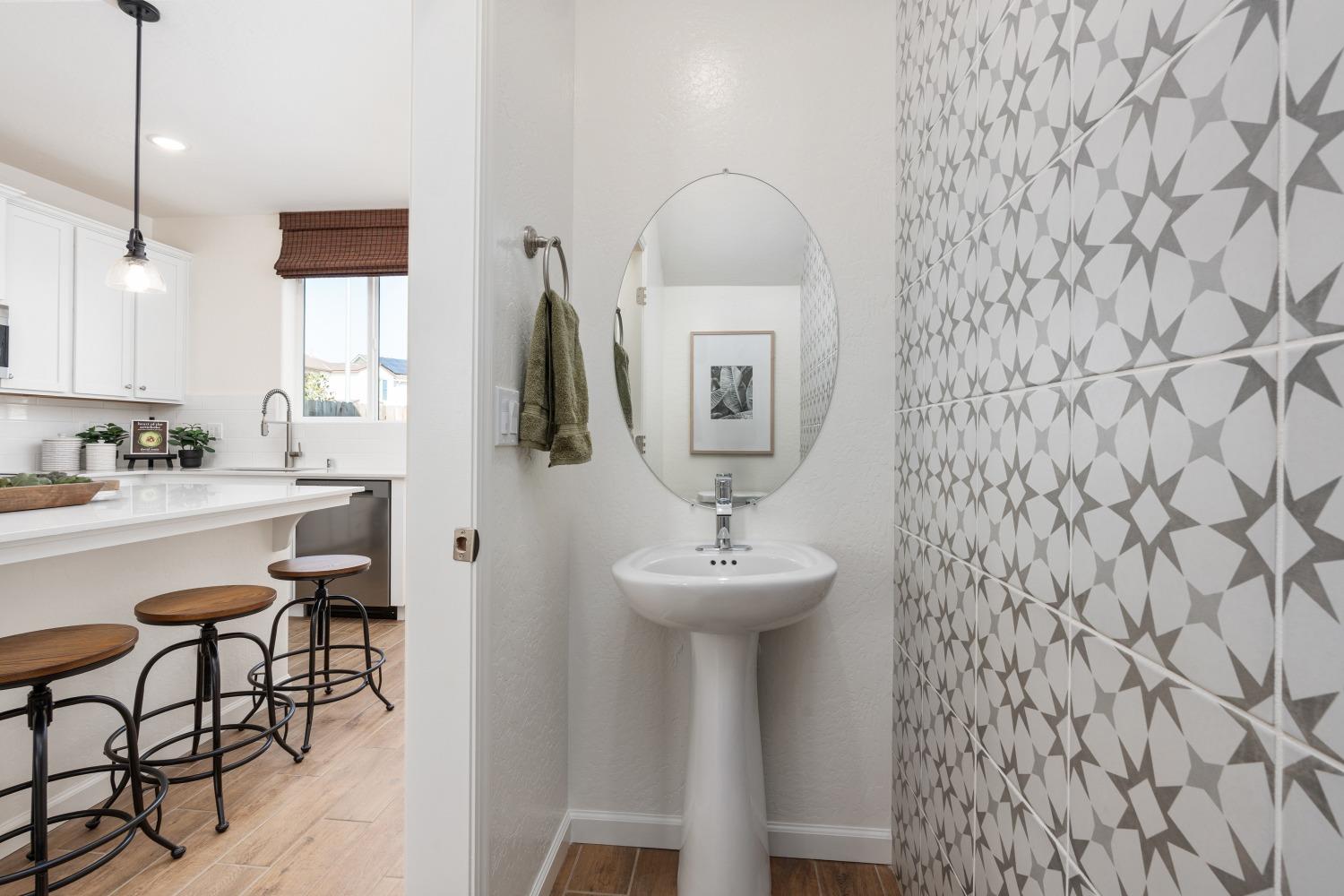 6721 E Crimson Dr, Fresno, CA 93727