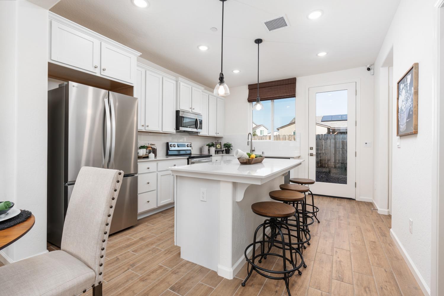 6721 E Crimson Dr, Fresno, CA 93727