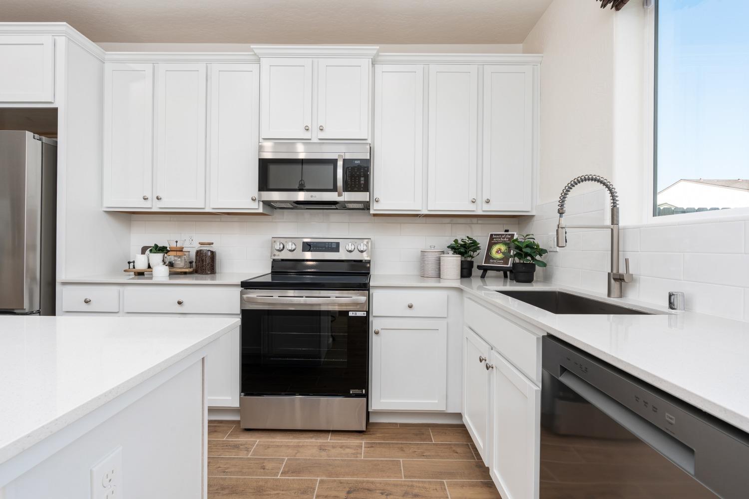 6721 E Crimson Dr, Fresno, CA 93727