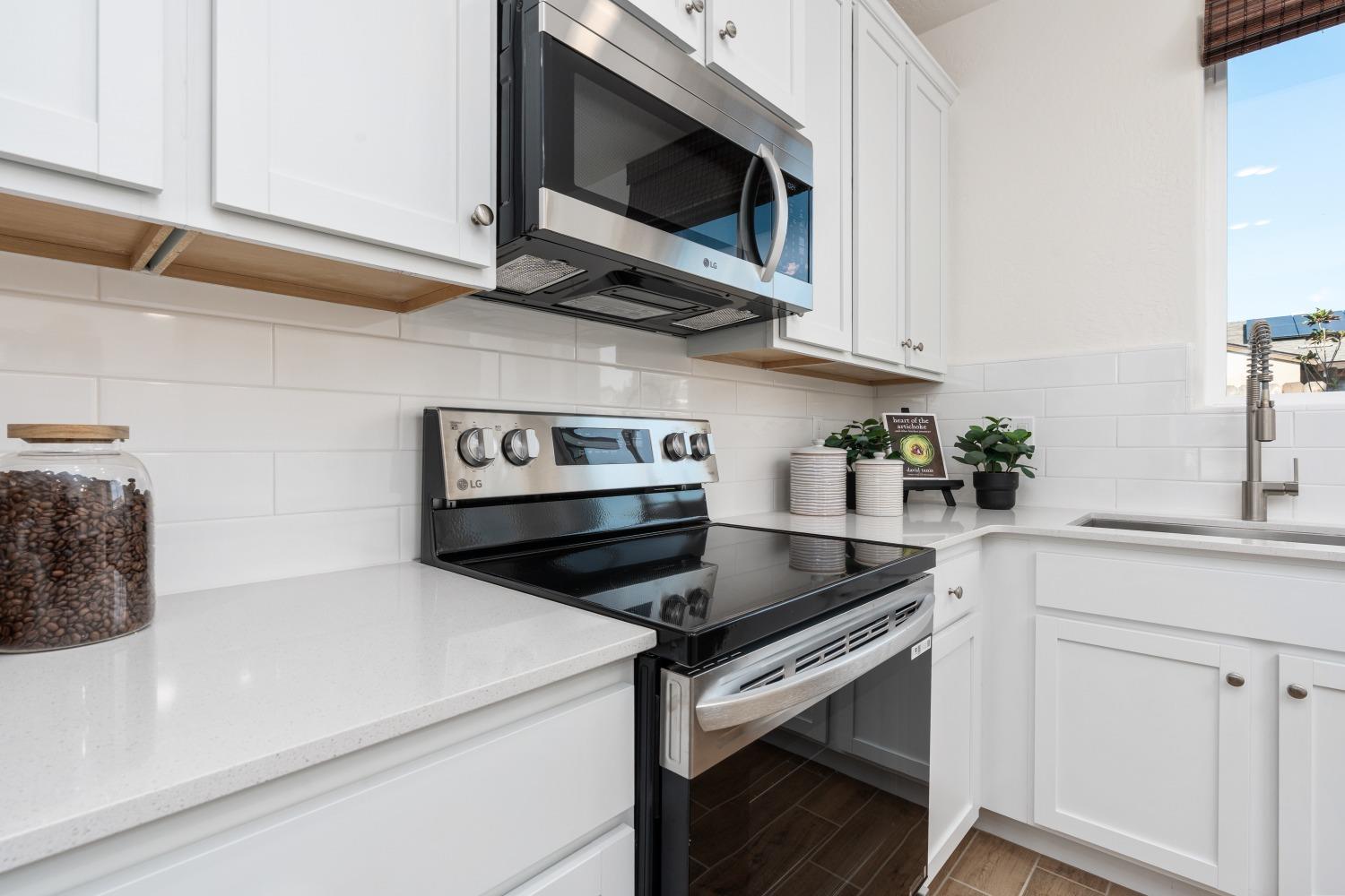 6721 E Crimson Dr, Fresno, CA 93727