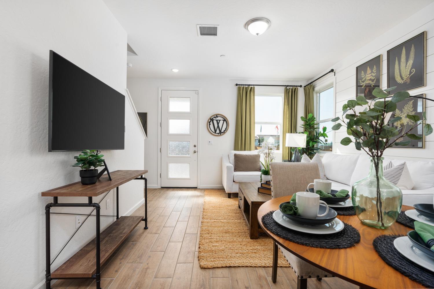 6721 E Crimson Dr, Fresno, CA 93727