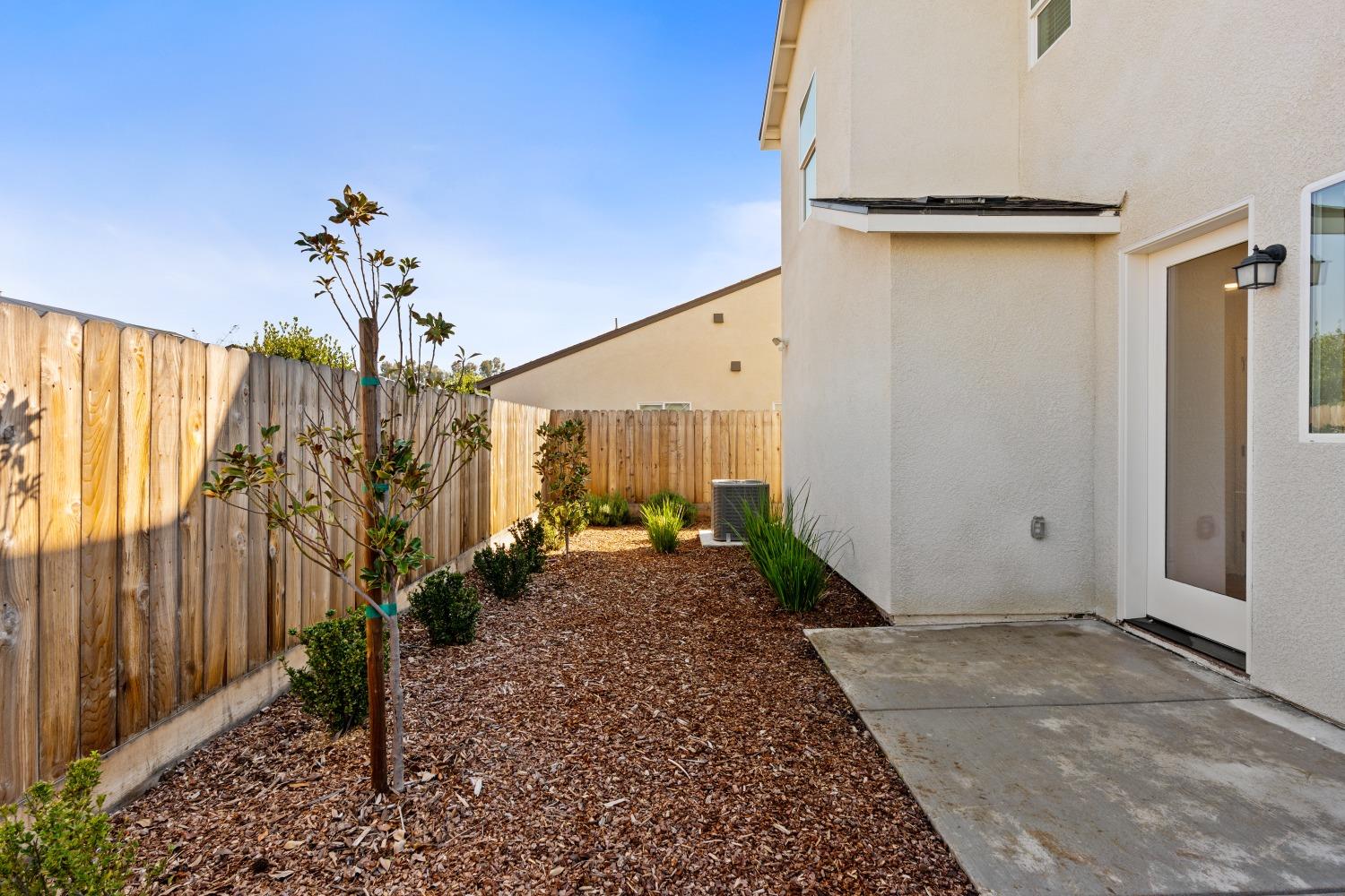 6721 E Crimson Dr, Fresno, CA 93727