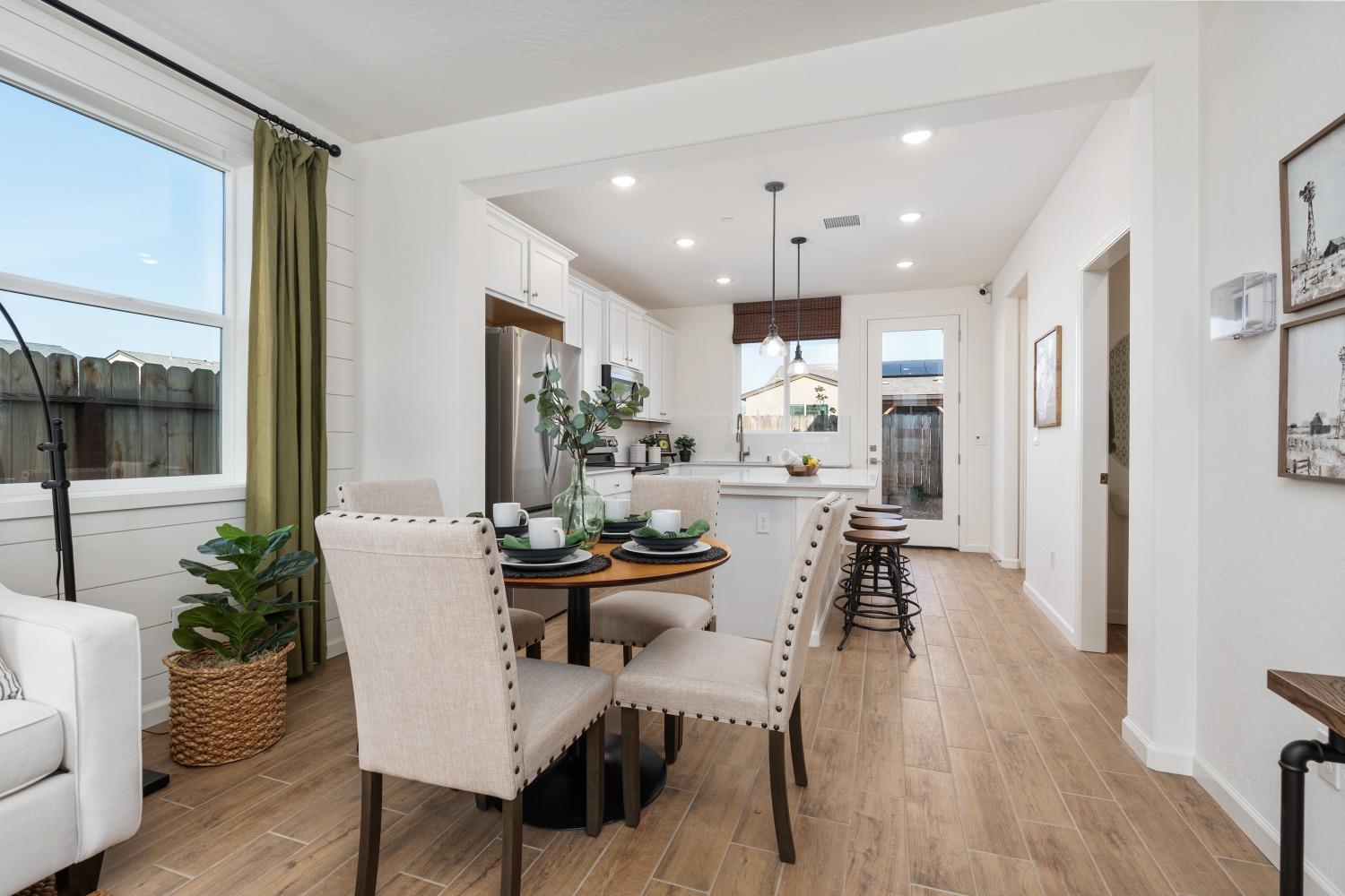 6773 E Sentry Dr, Fresno, CA 93727