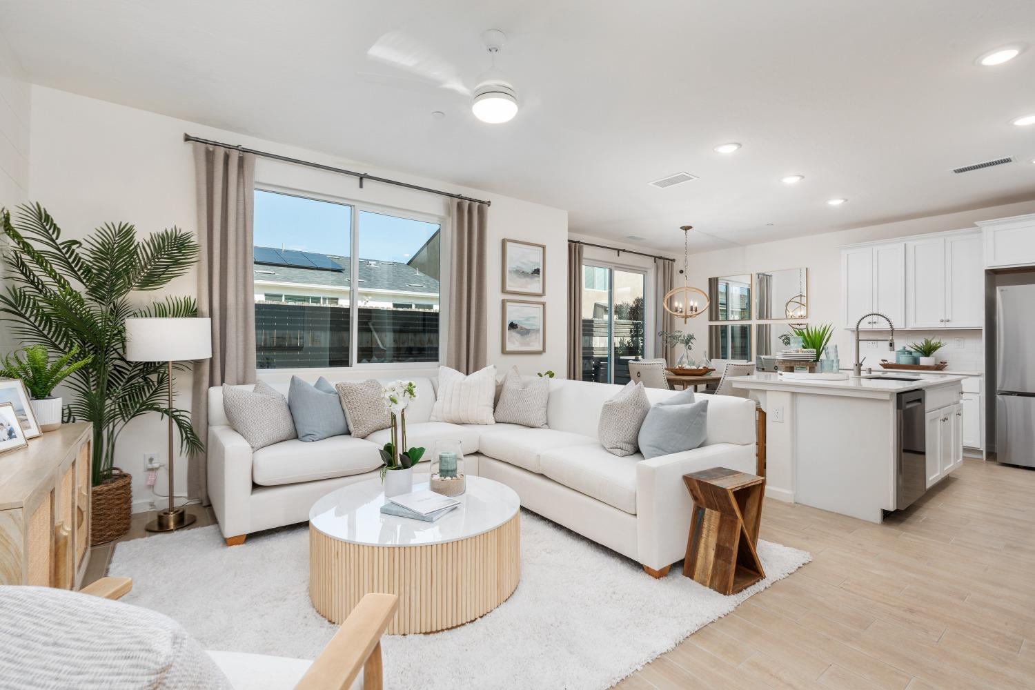 6750 E Sentry Dr, Fresno, CA 93727