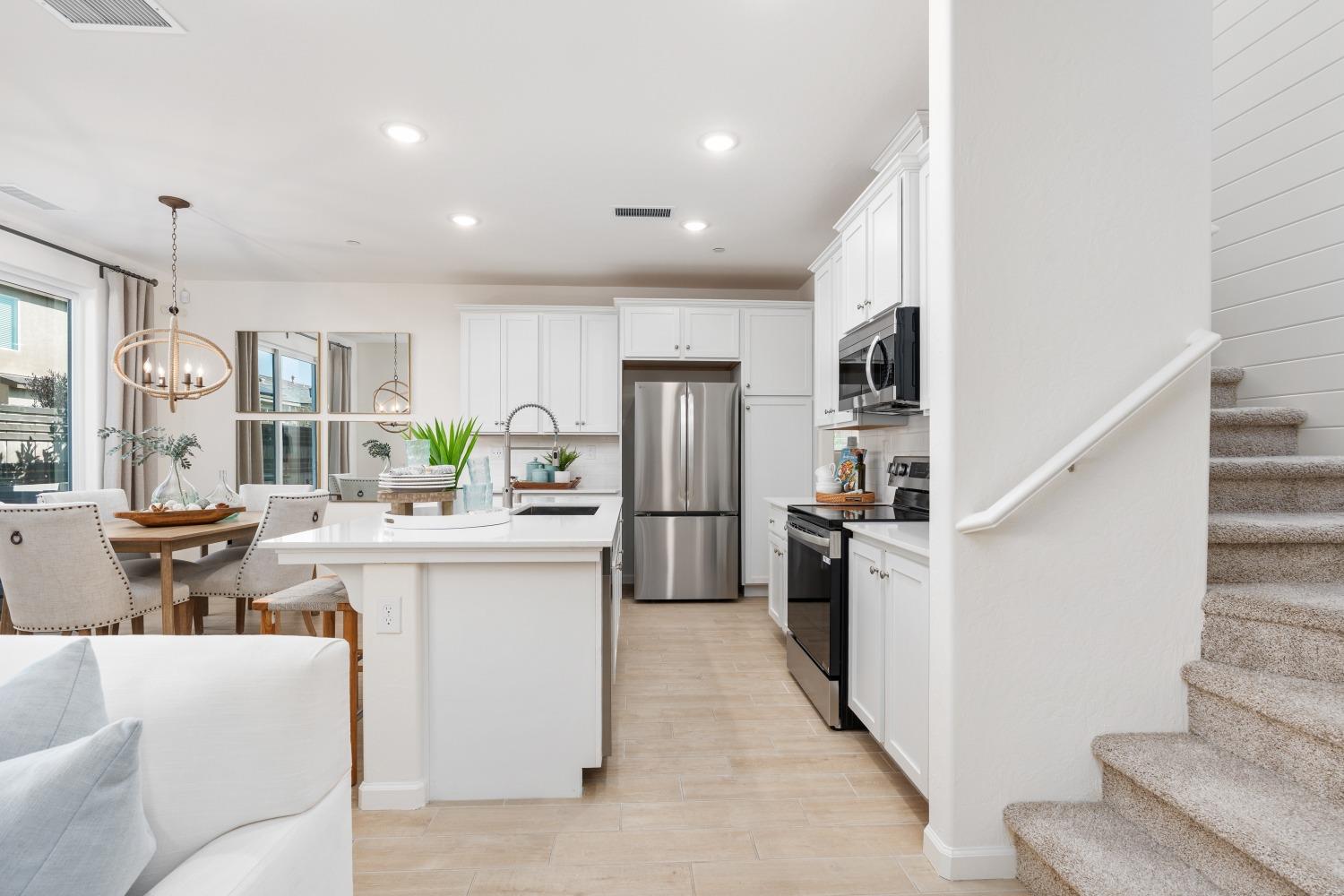 6750 E Sentry Dr, Fresno, CA 93727