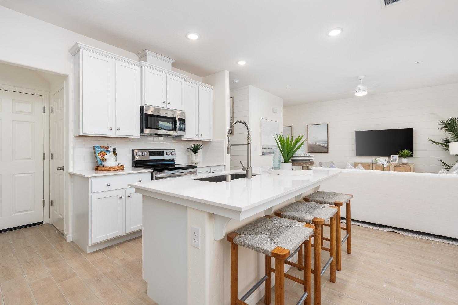 6750 E Sentry Dr, Fresno, CA 93727