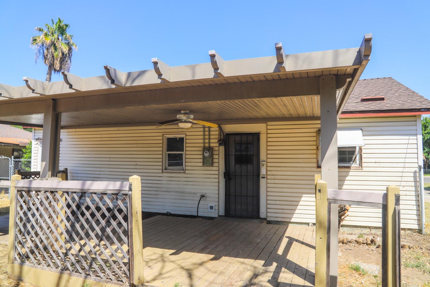 2033 Mayfair Dr E, Fresno, CA 93703