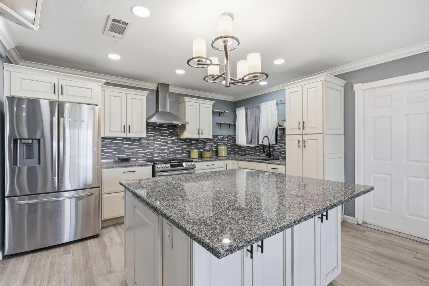 4867 E Leisure Ave, Fresno, CA 93727