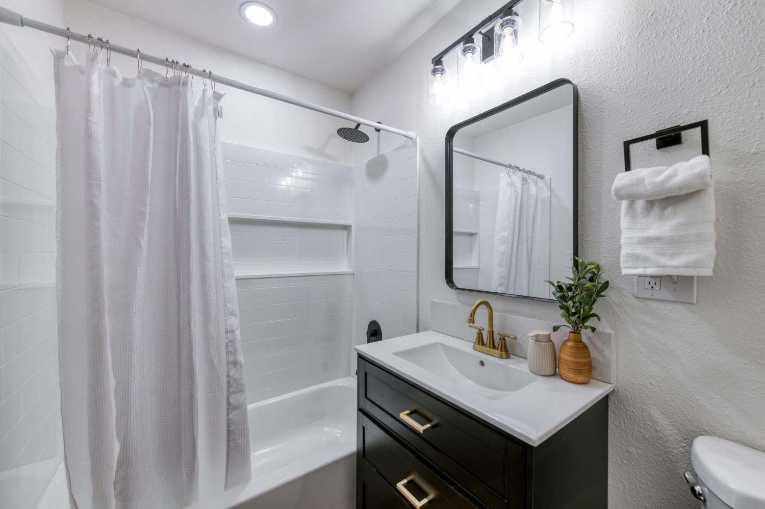 4755 E Cetti, Fresno, CA 93702