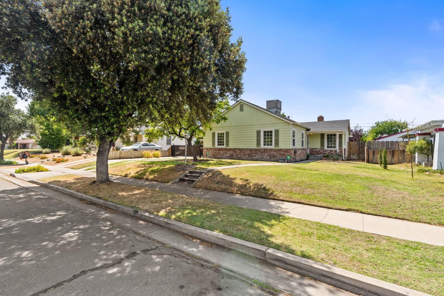 1633 N Thorne Ave, Fresno, CA 93704