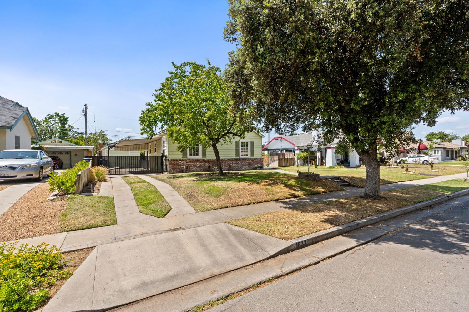 1633 N Thorne Ave, Fresno, CA 93704