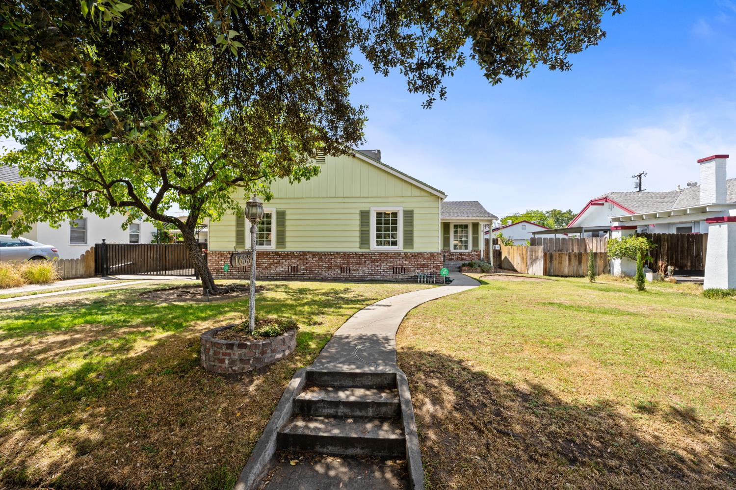 1633 N Thorne Ave, Fresno, CA 93704