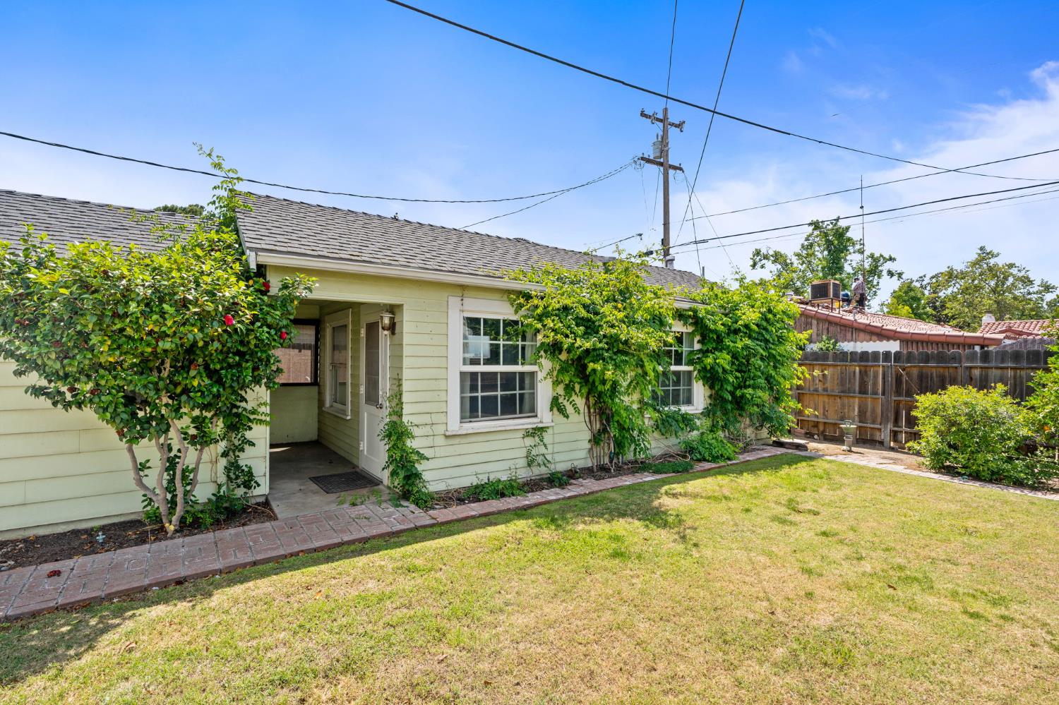 1633 N Thorne Ave, Fresno, CA 93704