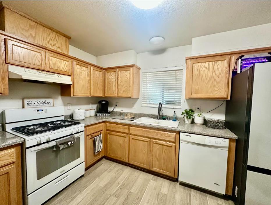 2390 S Laval Ave, Fresno, CA 93725