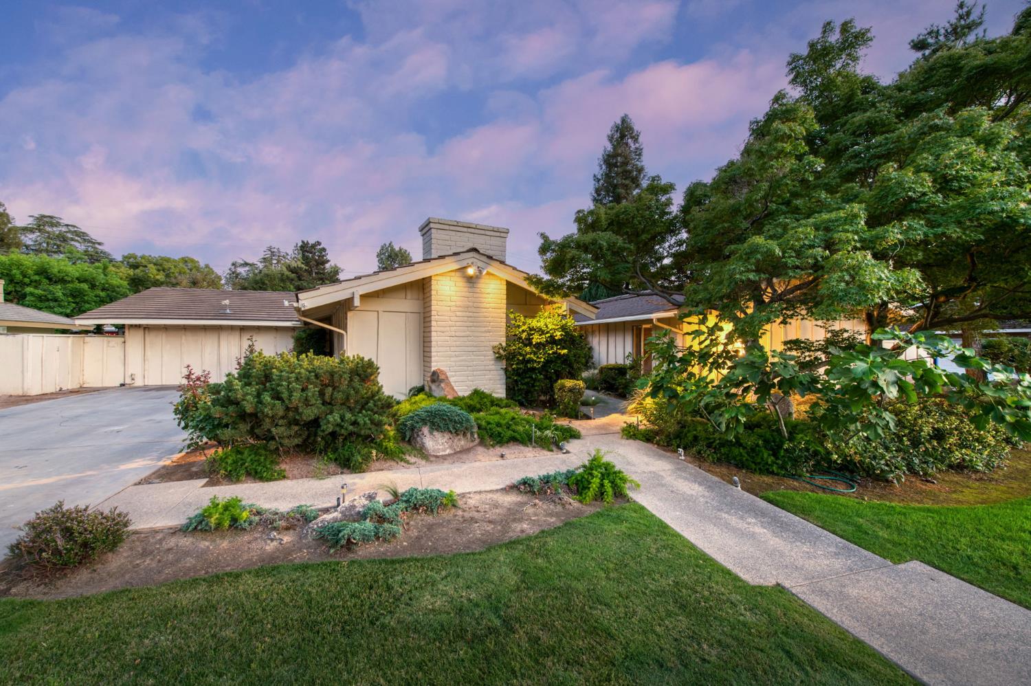 1687 W Dovewood, Fresno, CA 93711