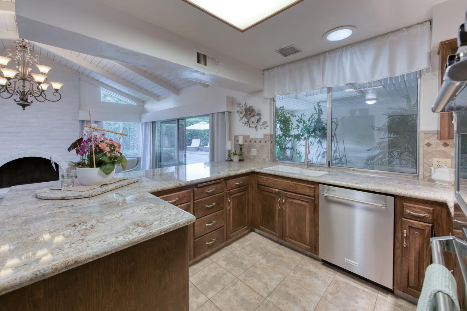 1687 W Dovewood, Fresno, CA 93711