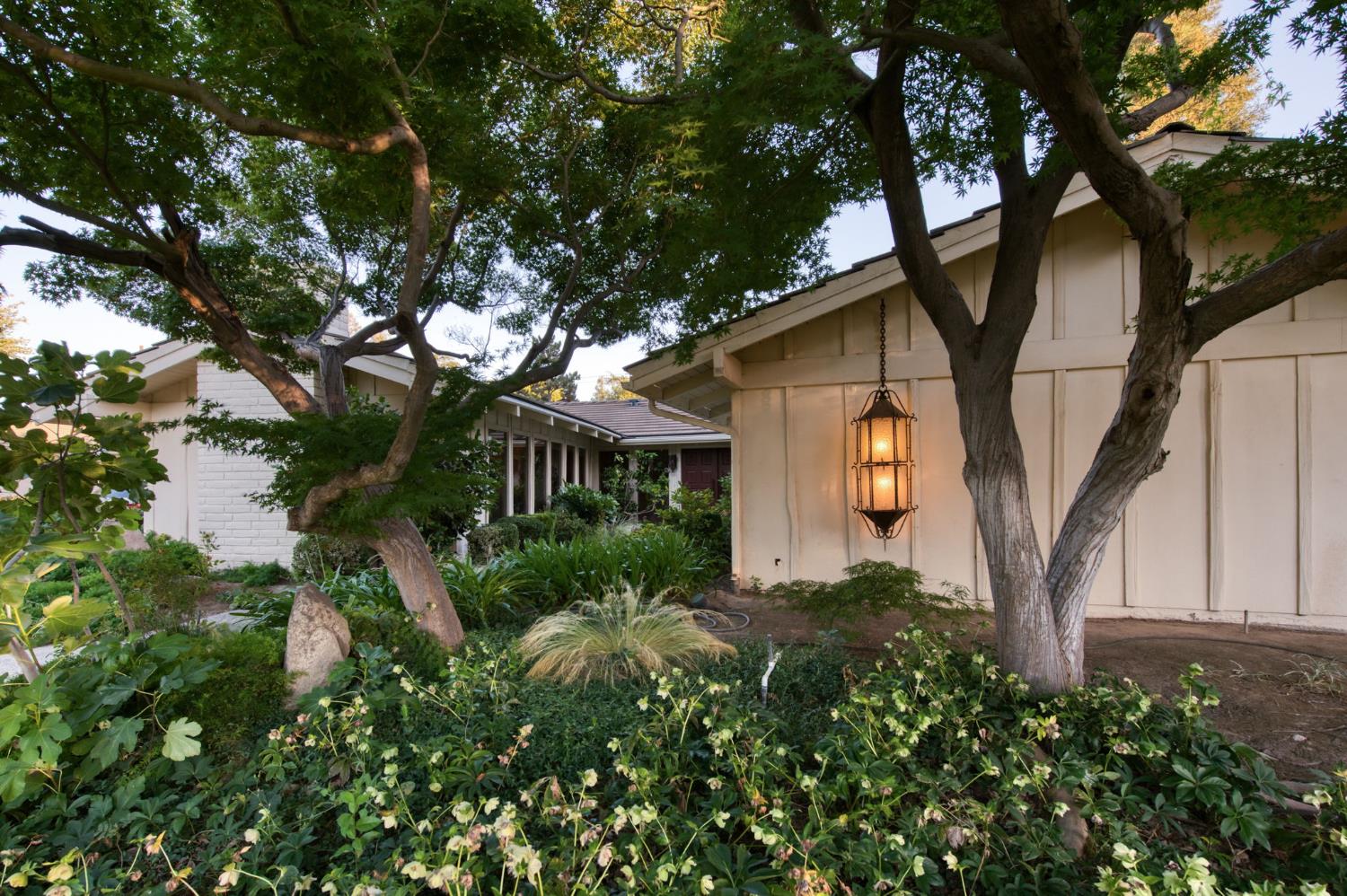1687 W Dovewood, Fresno, CA 93711