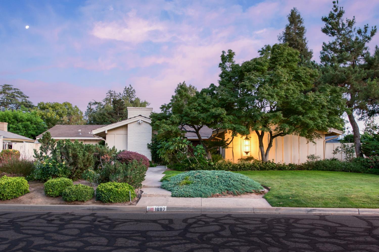 1687 W Dovewood, Fresno, CA 93711