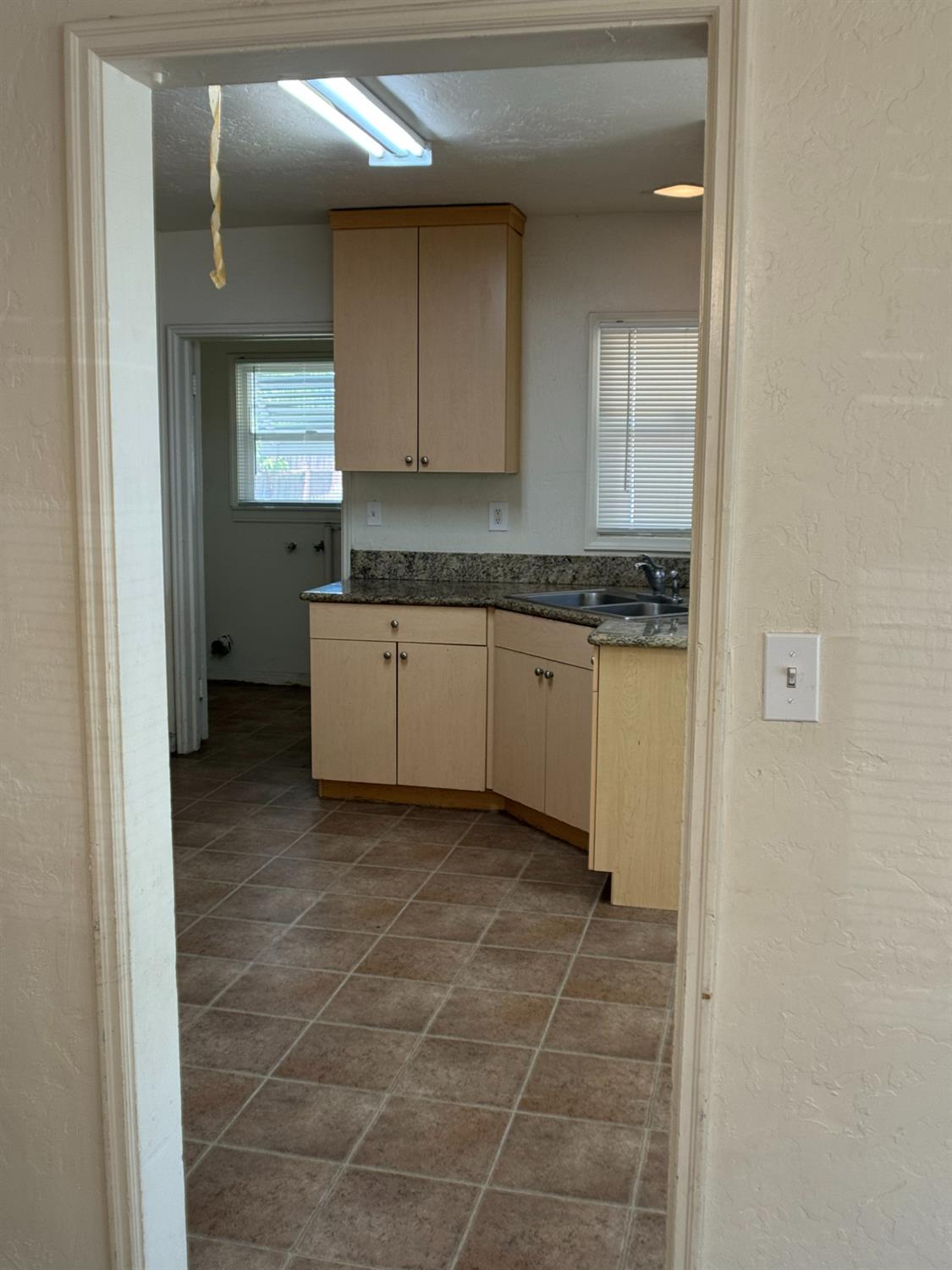 704 N Roosevelt Ave, Fresno, CA 93728