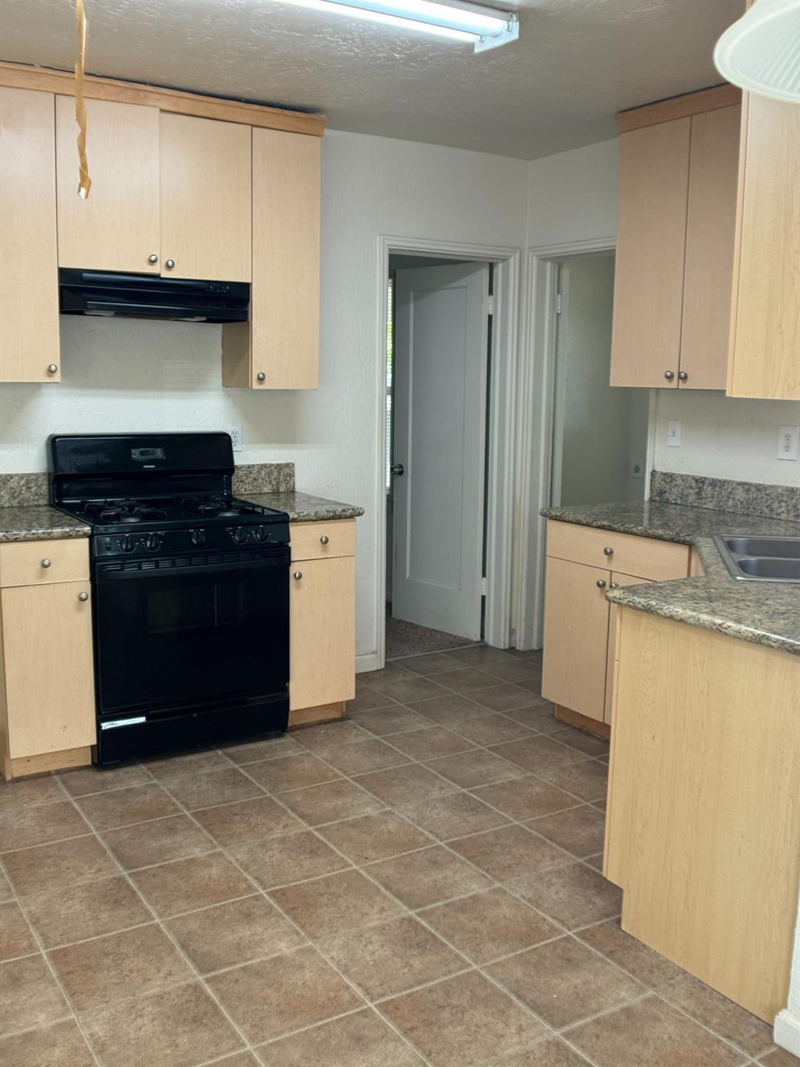 704 N Roosevelt Ave, Fresno, CA 93728