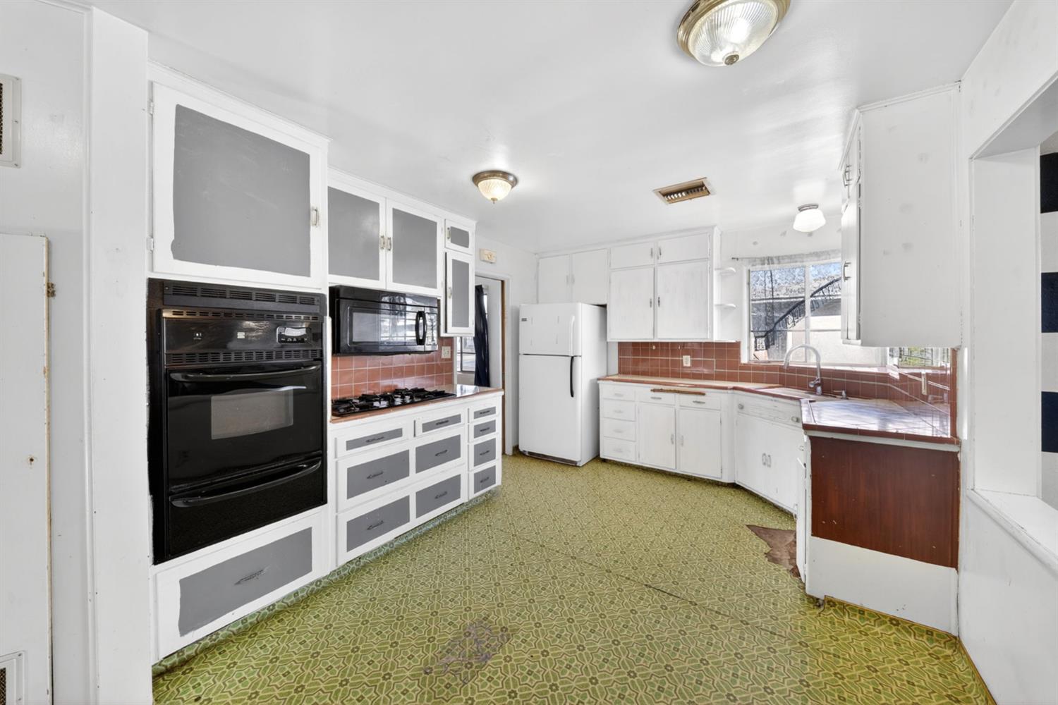 1025 W Fedora Ave, Fresno, CA 93705
