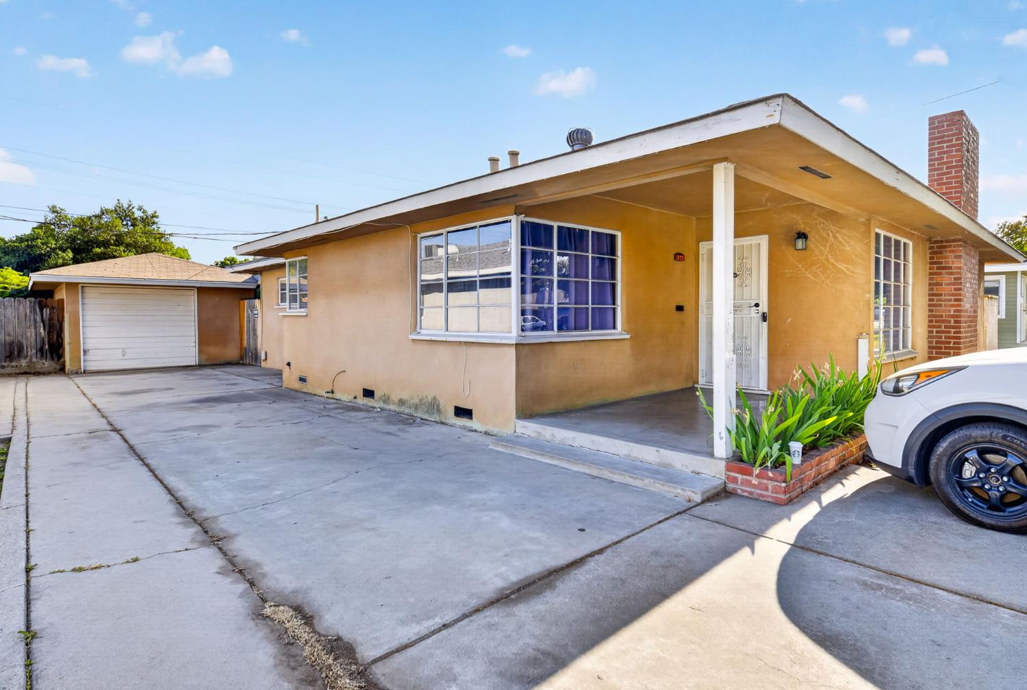 1025 W Fedora Ave, Fresno, CA 93705