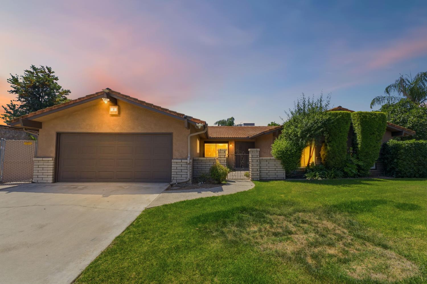 343 N Orangewood Ave, Fresno, CA 93727
