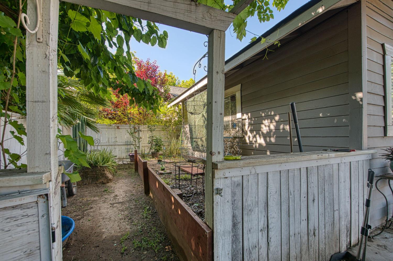 325 E Simpson Ave, Fresno, CA 93704