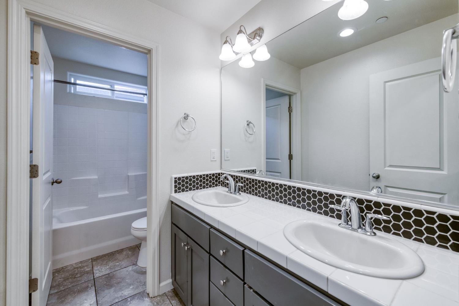 5402 W Santa Barbara, Fresno, CA 93722