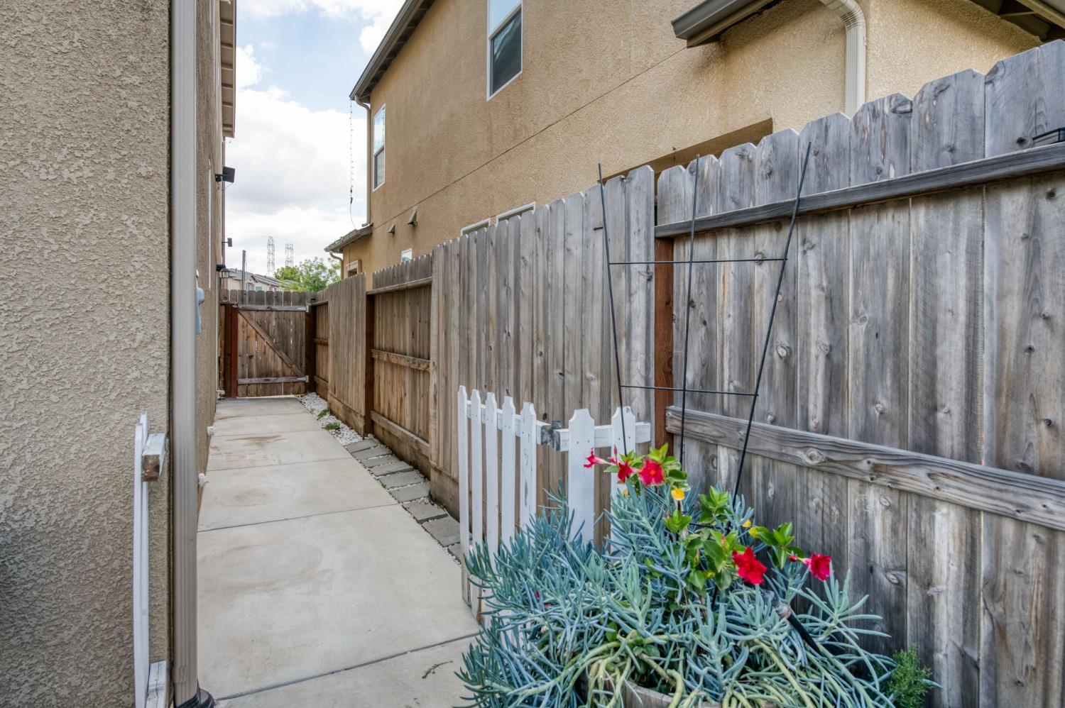 5402 W Santa Barbara, Fresno, CA 93722