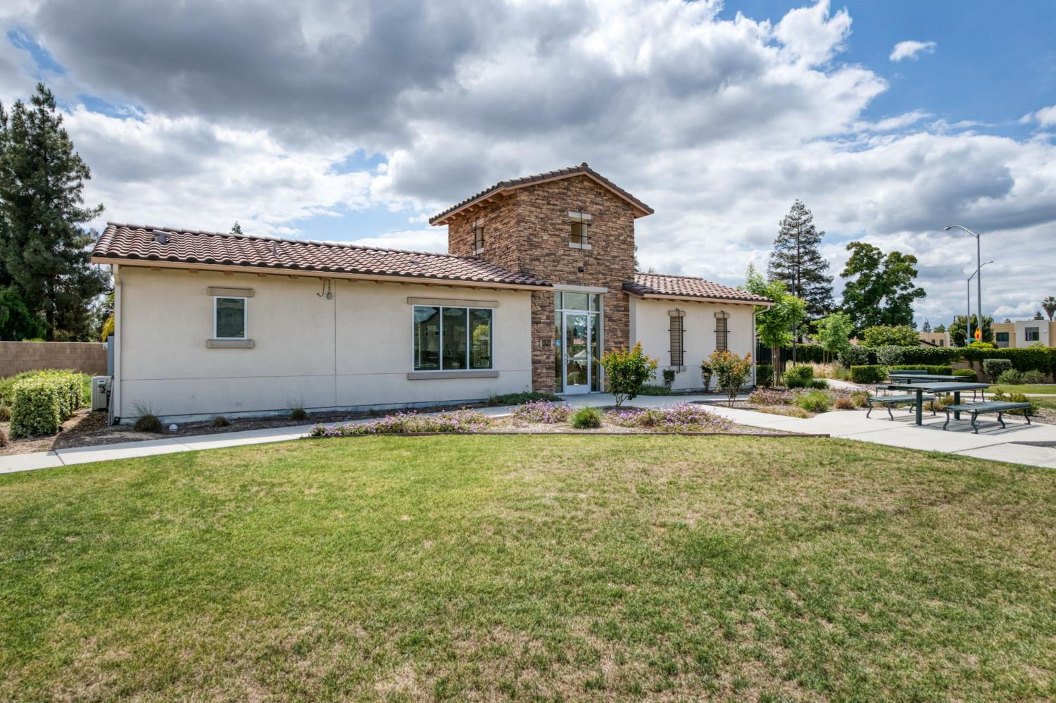 5402 W Santa Barbara, Fresno, CA 93722