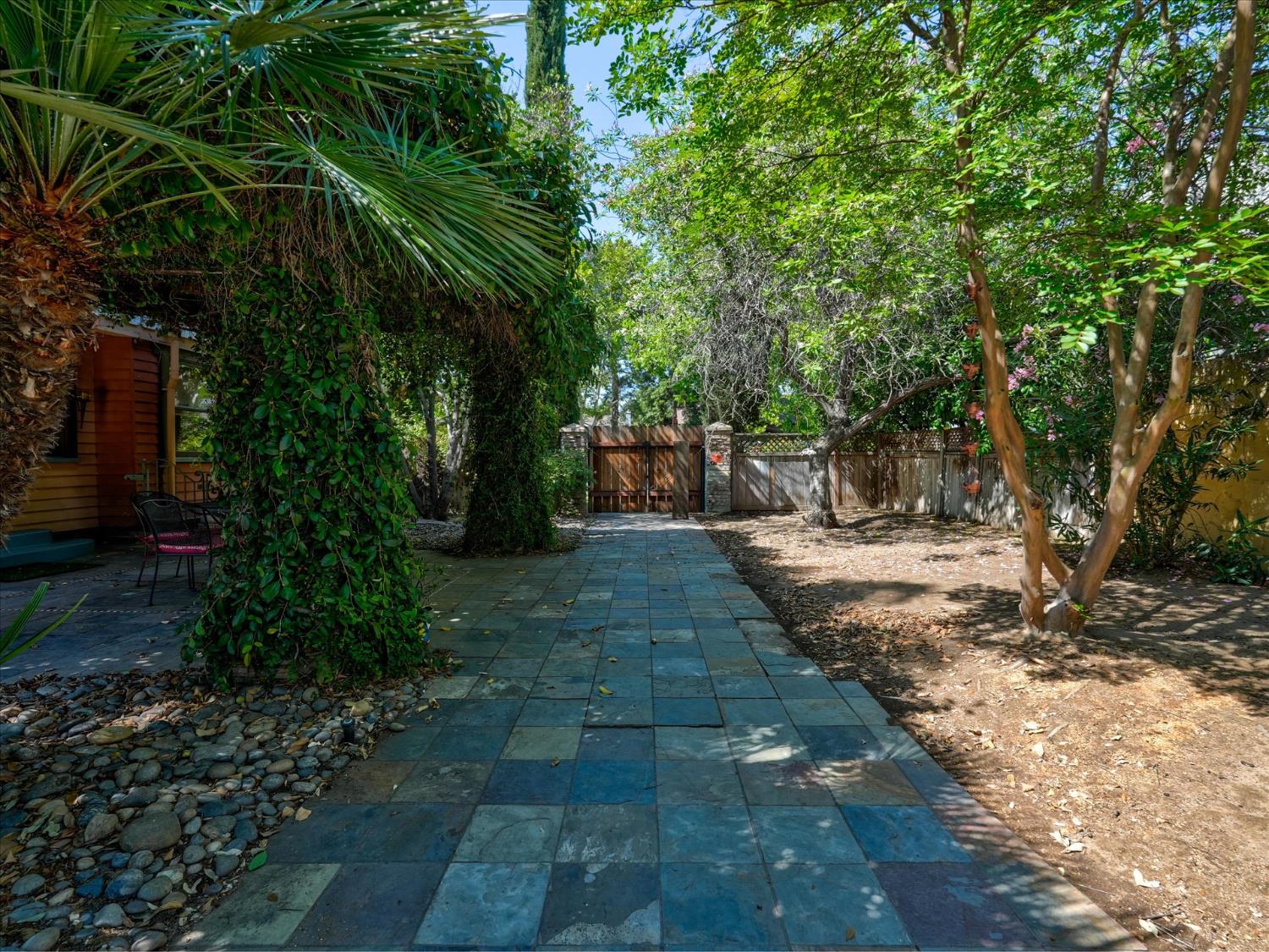 702 E Peralta Way, Fresno, CA 93704
