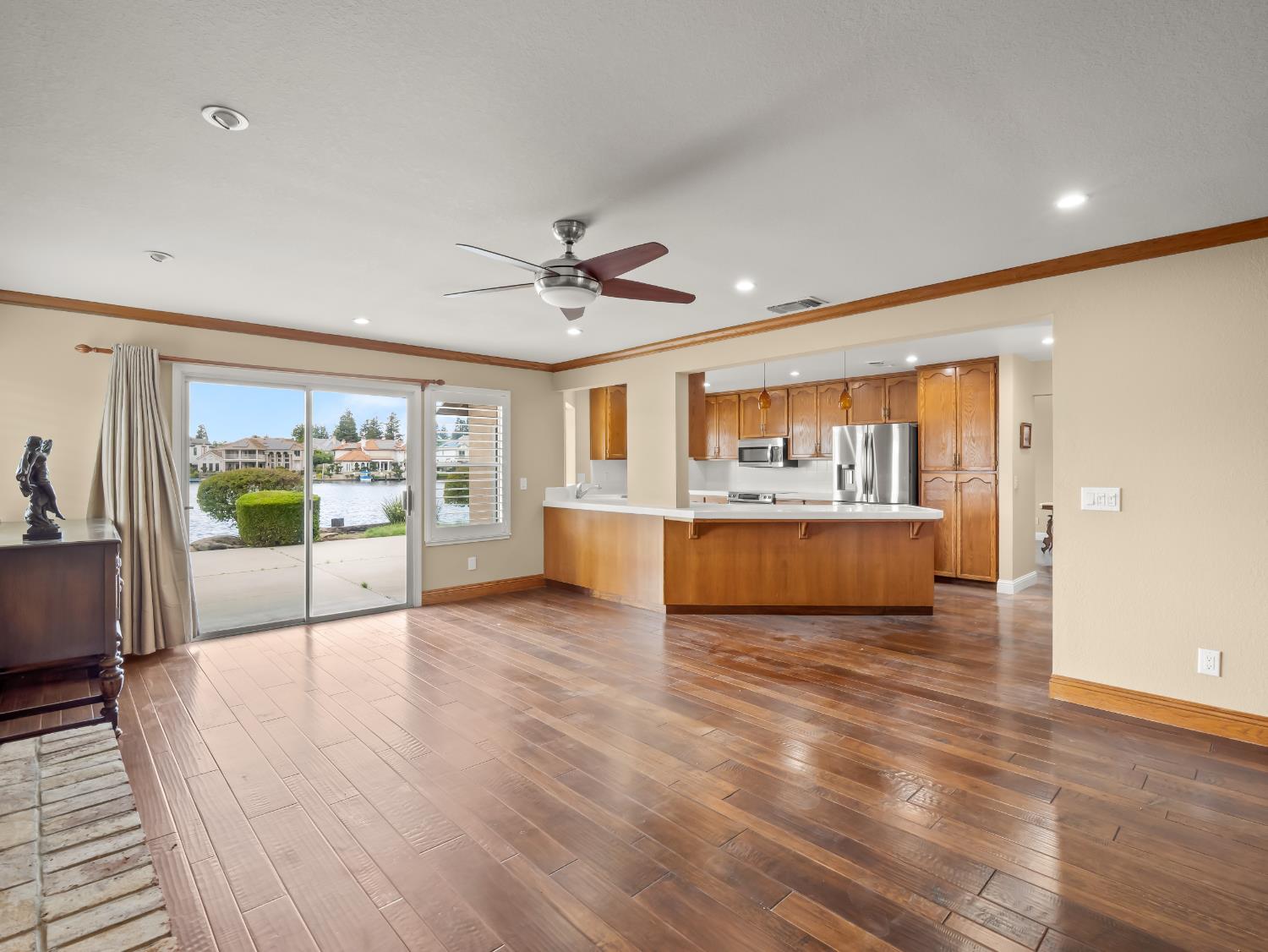 859 E Catalina Circle, Fresno, CA 93730