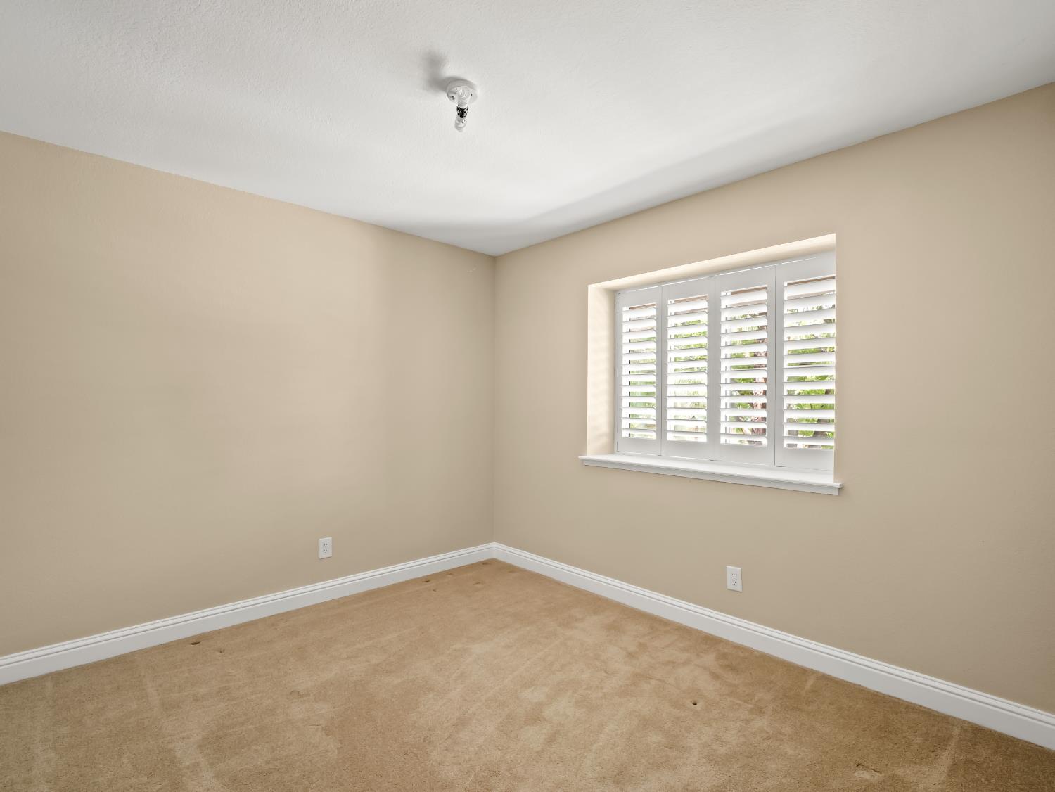 859 E Catalina Circle, Fresno, CA 93730