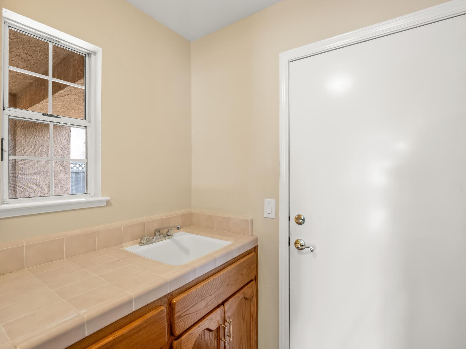 859 E Catalina Circle, Fresno, CA 93730