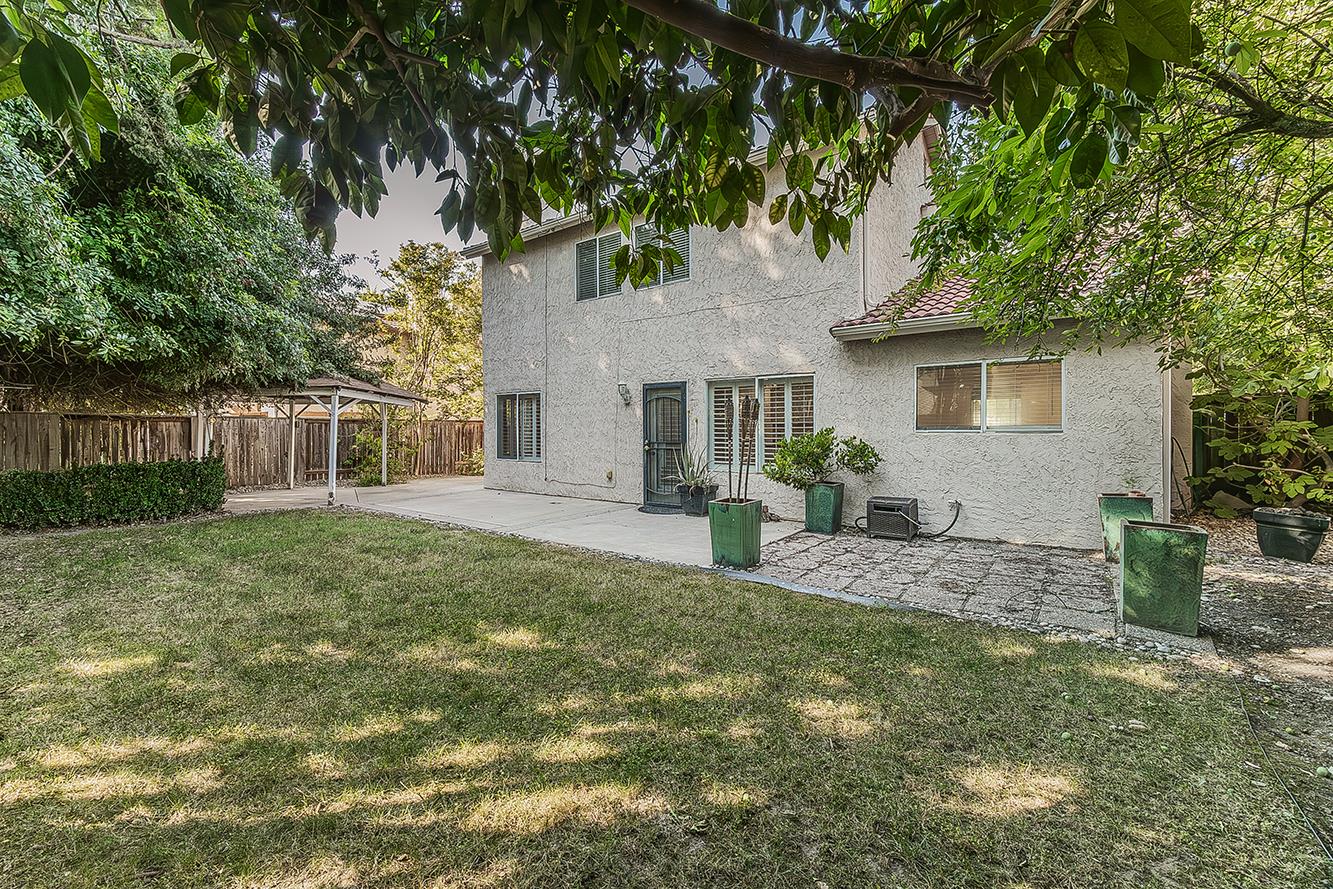 837 E Buckhill Rd, Fresno, CA 93720
