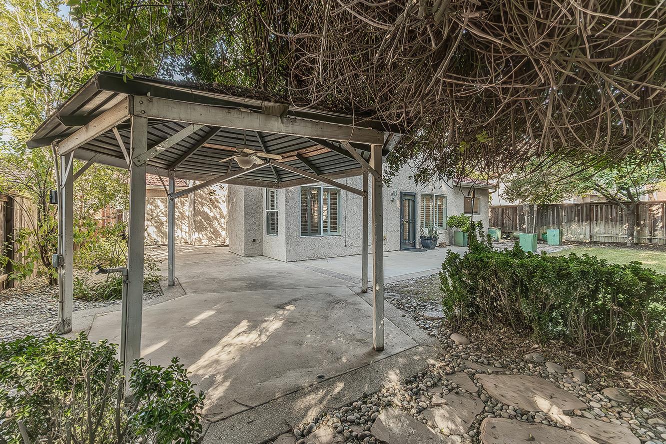 837 E Buckhill Rd, Fresno, CA 93720
