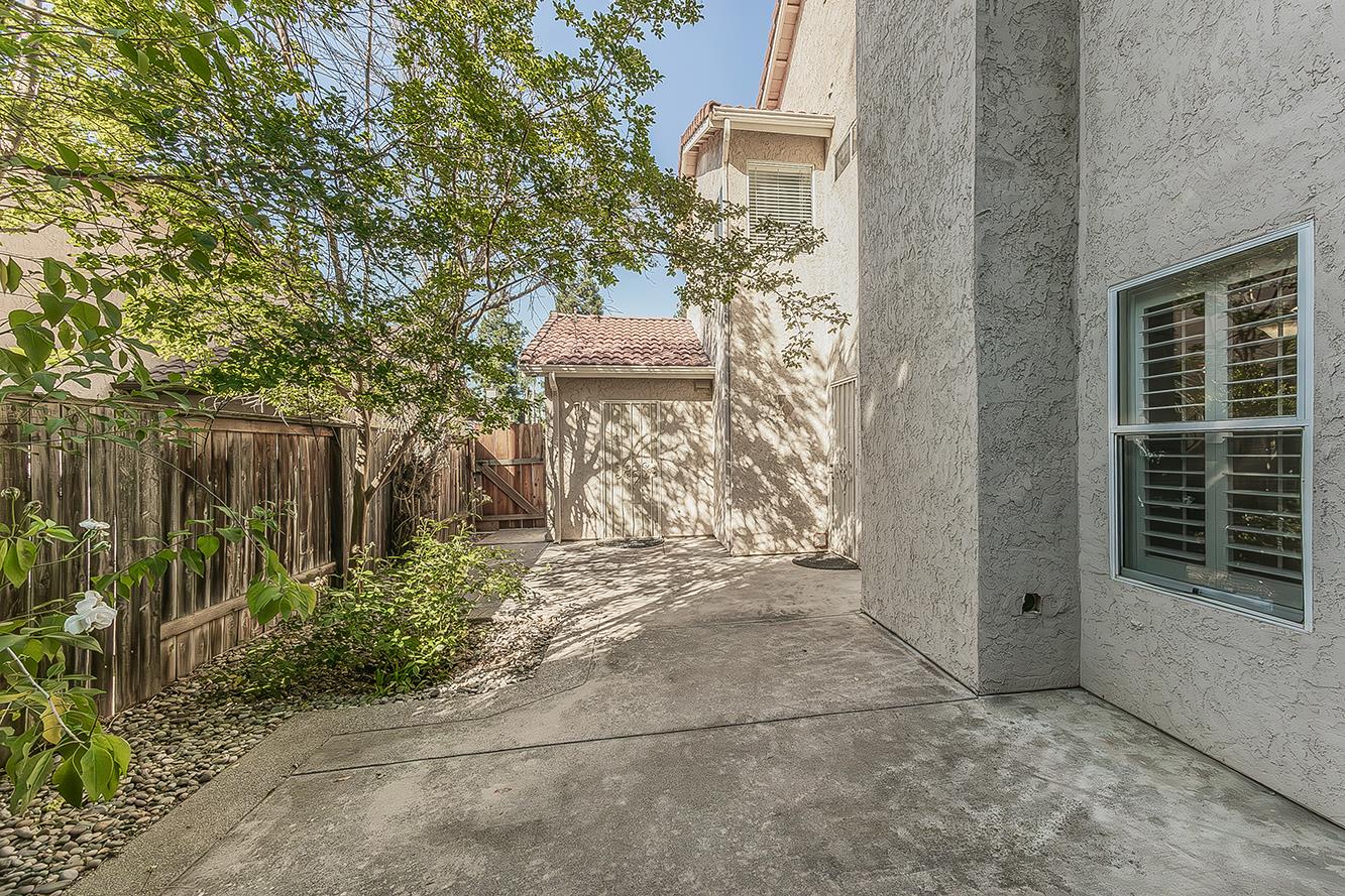 837 E Buckhill Rd, Fresno, CA 93720