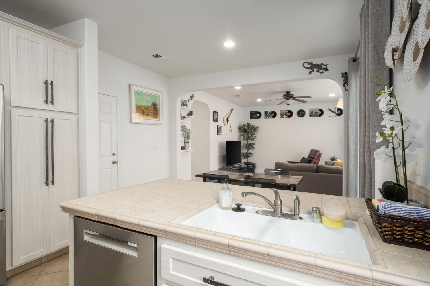 4680 Javier Way, Fresno, CA 93722