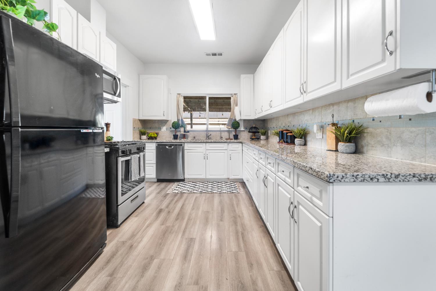 1302 N Safford, Fresno, CA 93728