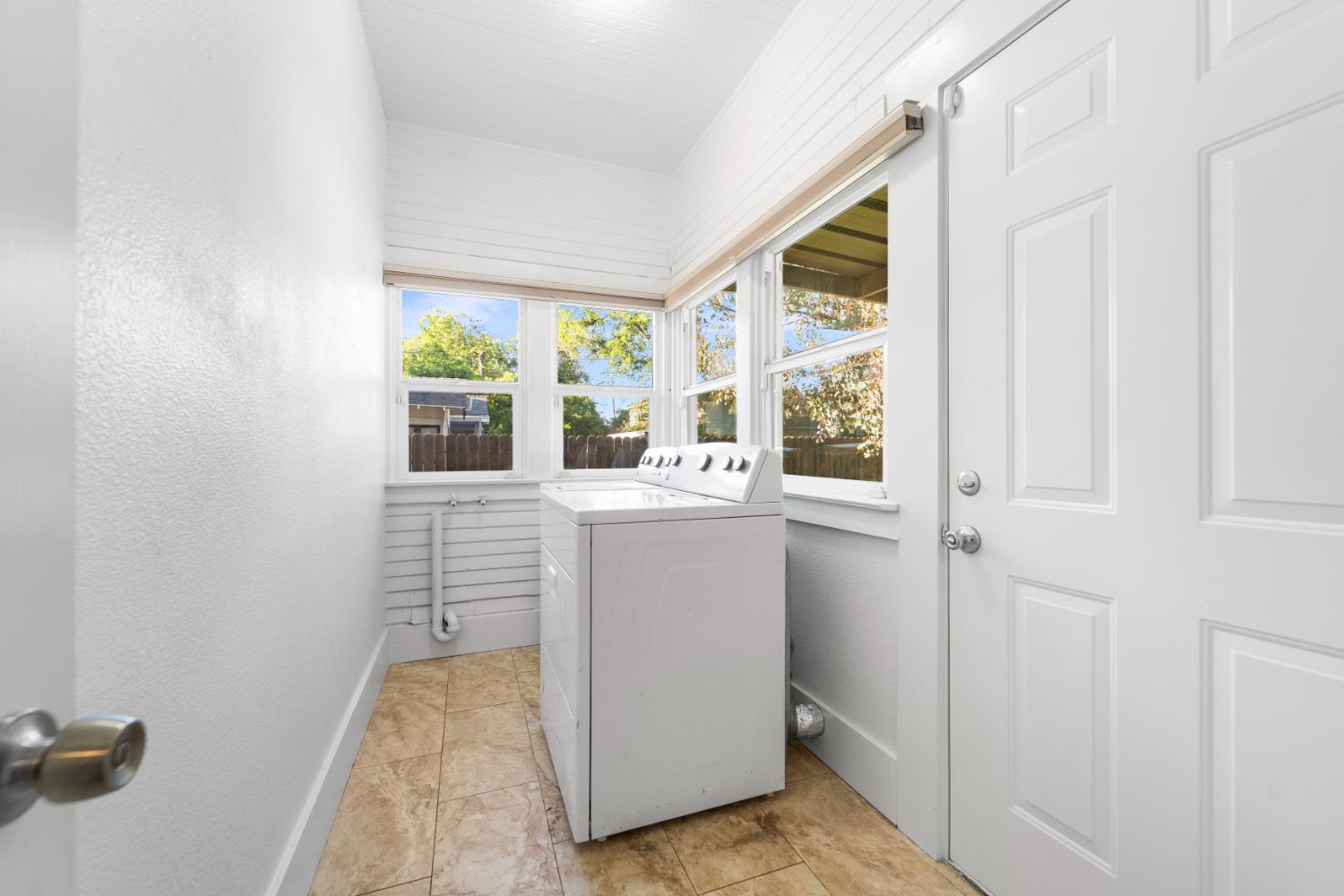 1302 N Safford, Fresno, CA 93728