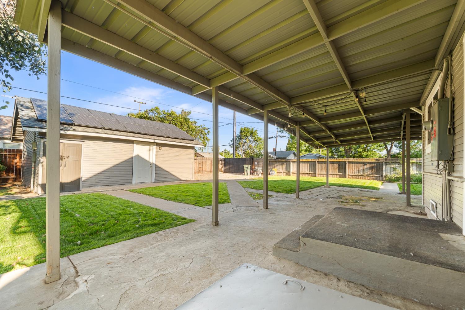 1302 N Safford, Fresno, CA 93728