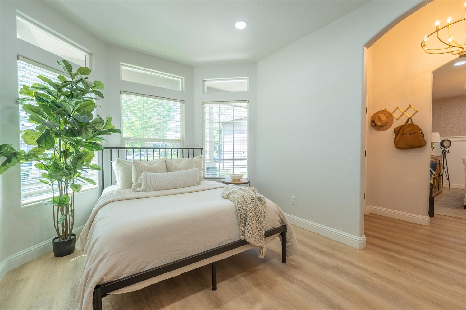 6796 W Oak Ave, Fresno, CA 93722