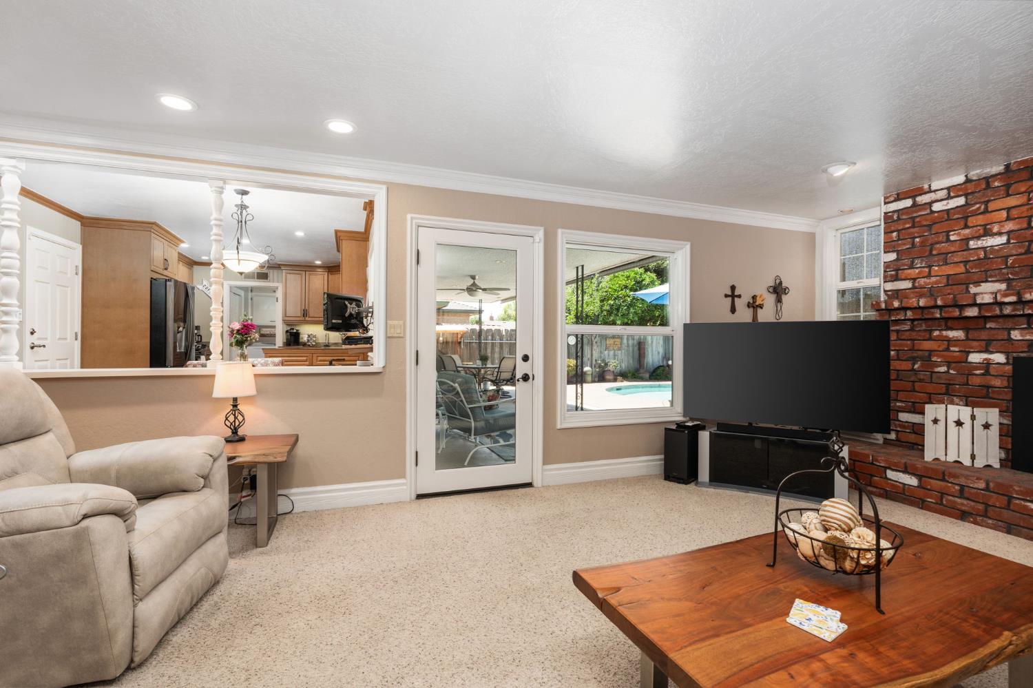 7361 N 3rd St, Fresno, CA 93720