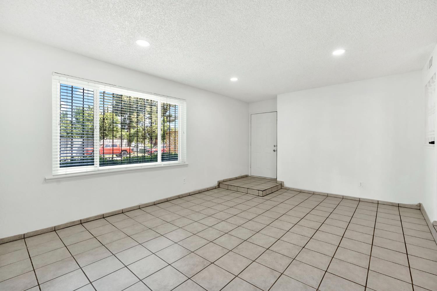 2344 S Backer Ave, Fresno, CA 93725