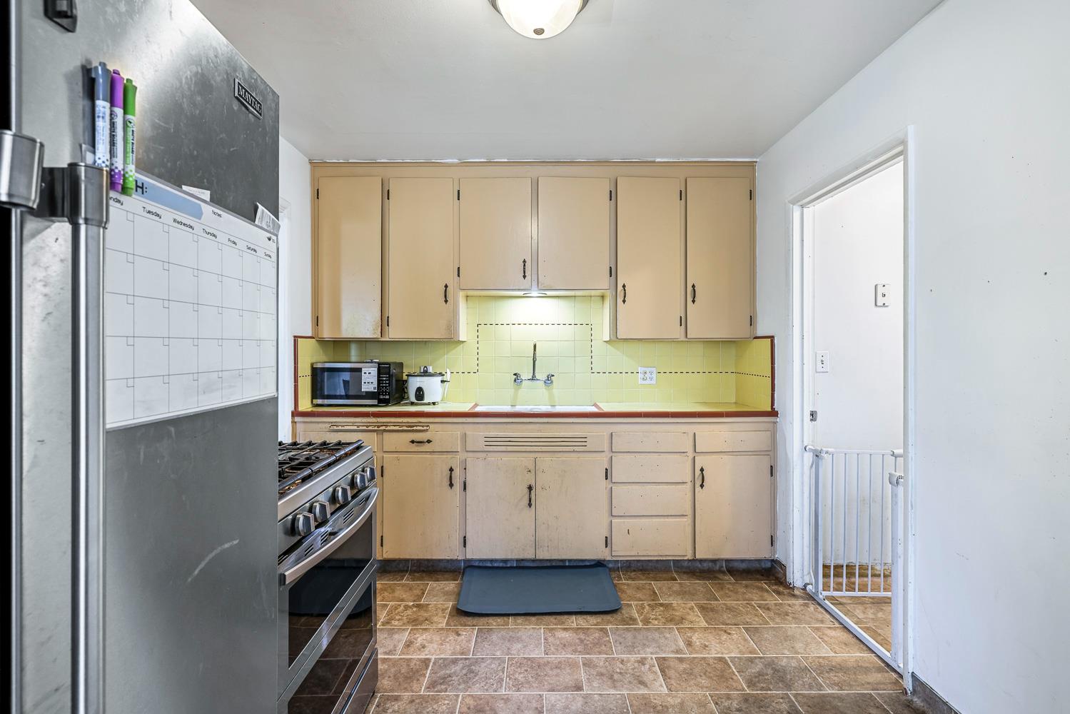 3913 E Fountain Way, Fresno, CA 93726