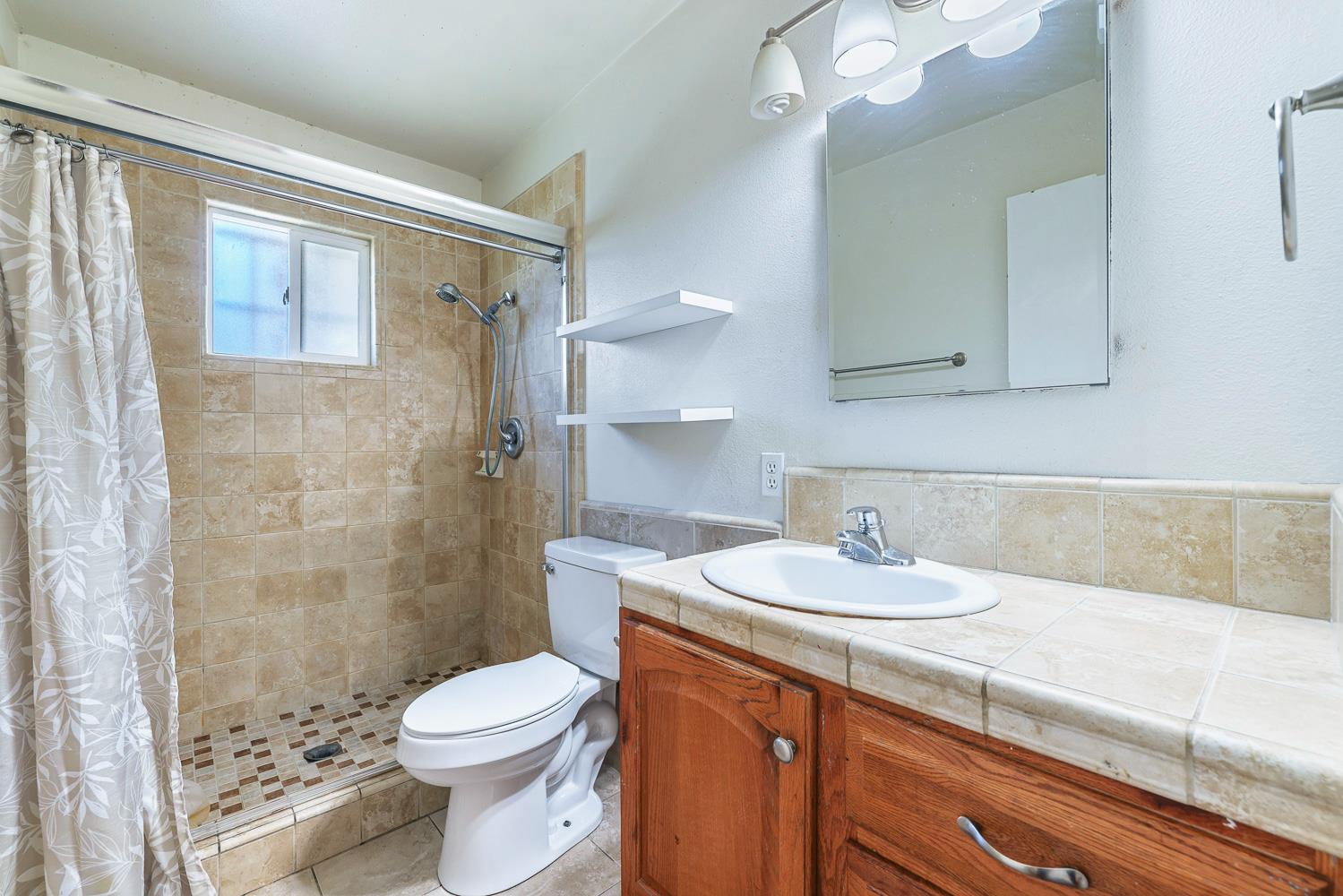 3913 E Fountain Way, Fresno, CA 93726